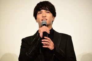 映画『恋のしずく』完成披露舞台挨拶イベントに登壇した中村優一