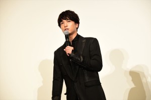 映画『恋のしずく』完成披露舞台挨拶イベントに登壇した中村優一