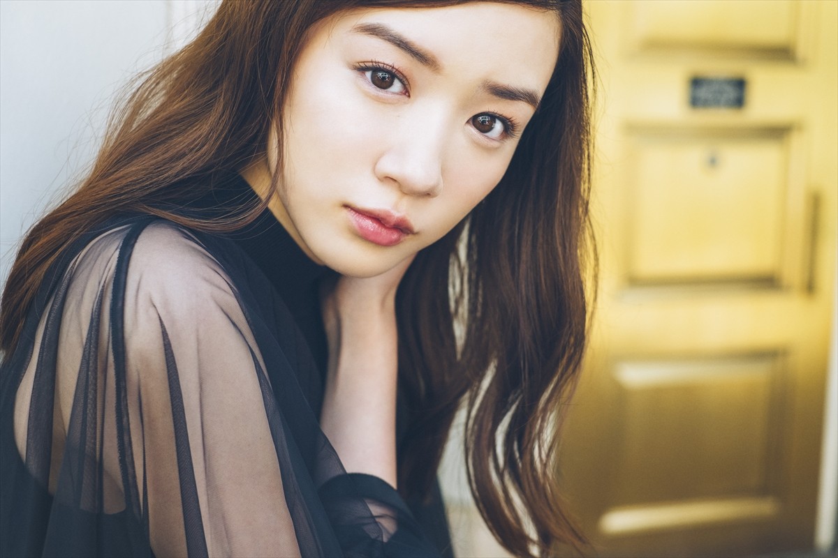 永野芽郁、“半分キュート”で“半分クール”な『2019カレンダー』発売決定
