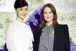 「CELEBRATE 18FW COLLECTION of FLORALE by Triumph」に出席した（左から）大地真央、ジュリアン・ムーア