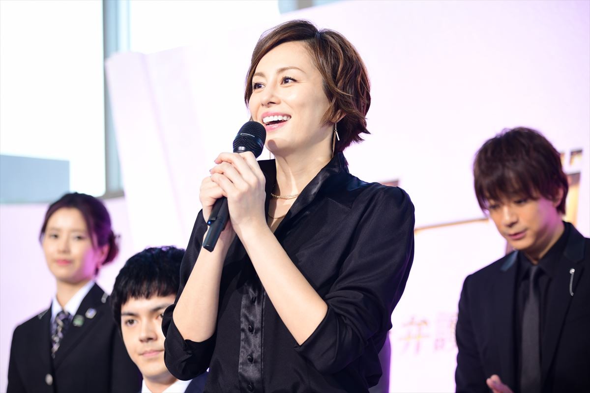 「軽くてびっくり！」米倉涼子、吉田沙保里にお姫様抱っこされてご満悦