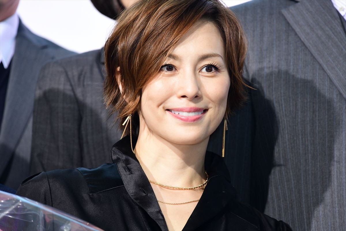「軽くてびっくり！」米倉涼子、吉田沙保里にお姫様抱っこされてご満悦