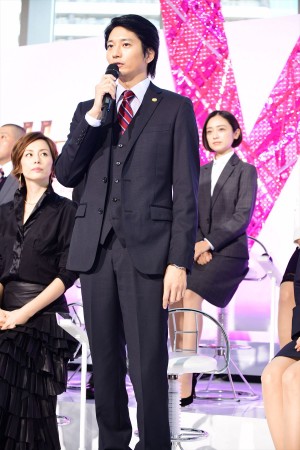 木曜ドラマ『リーガルＶ～元弁護士・小鳥遊翔子～』制作発表記者会見に登場した向井理