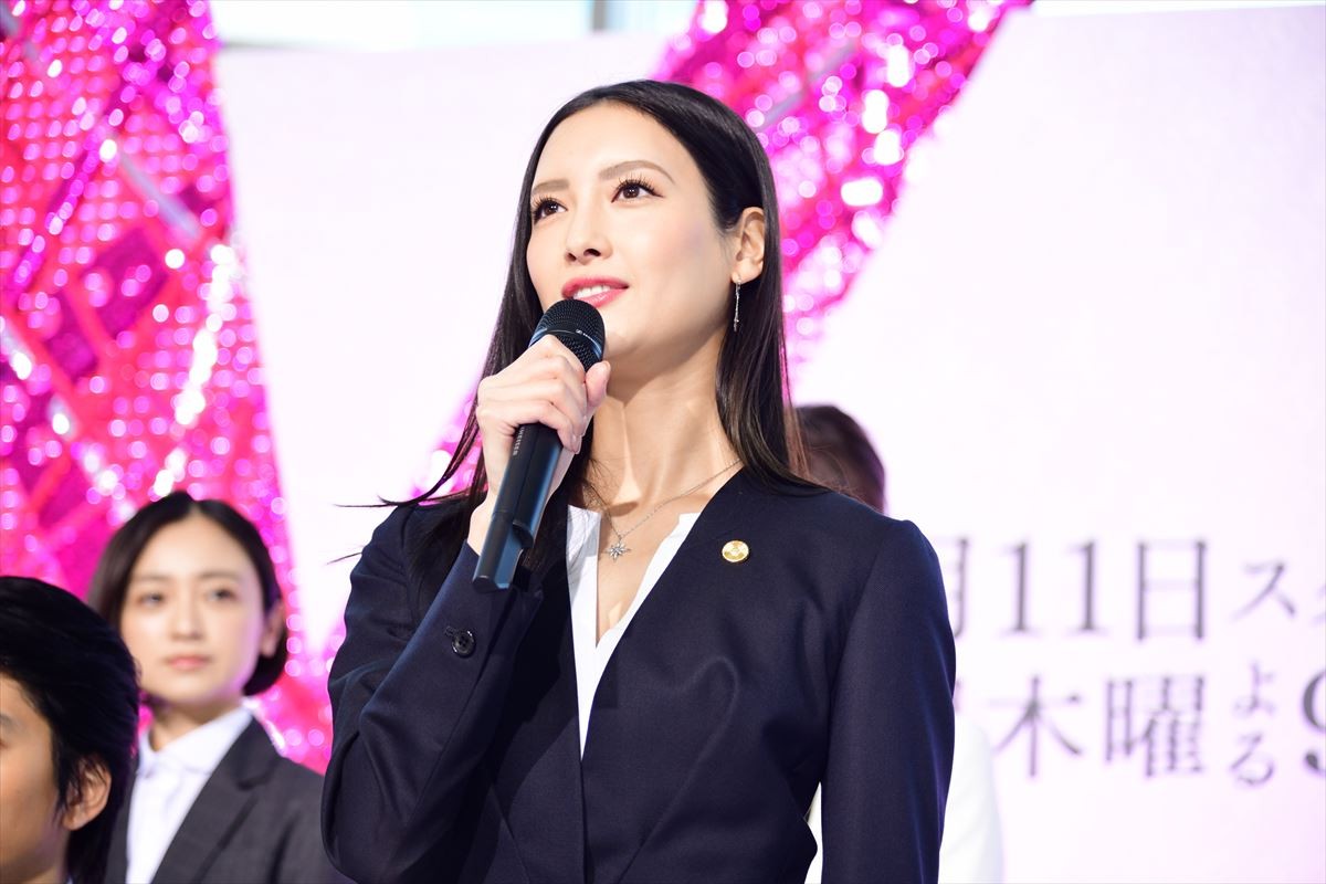 「軽くてびっくり！」米倉涼子、吉田沙保里にお姫様抱っこされてご満悦