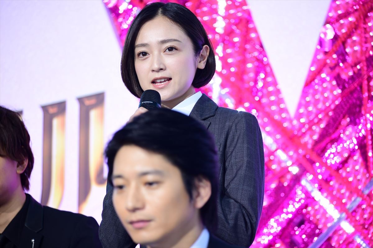 「軽くてびっくり！」米倉涼子、吉田沙保里にお姫様抱っこされてご満悦