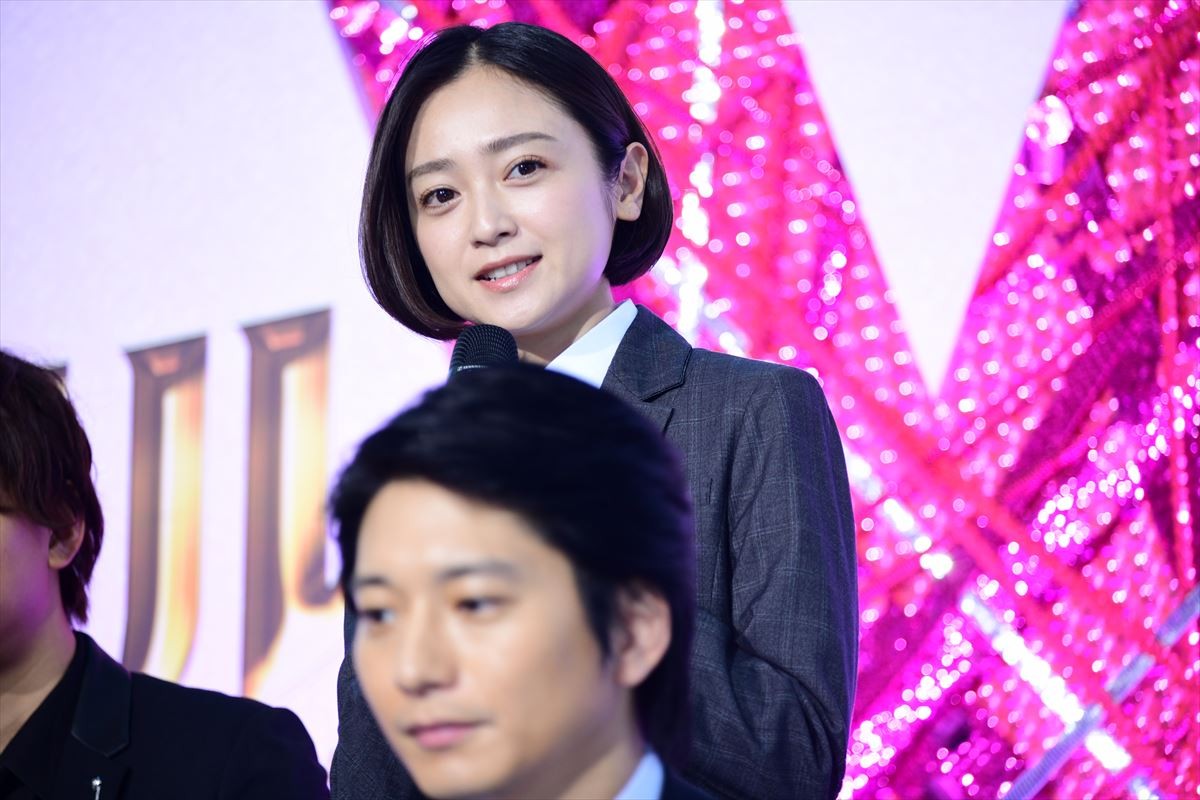 「軽くてびっくり！」米倉涼子、吉田沙保里にお姫様抱っこされてご満悦