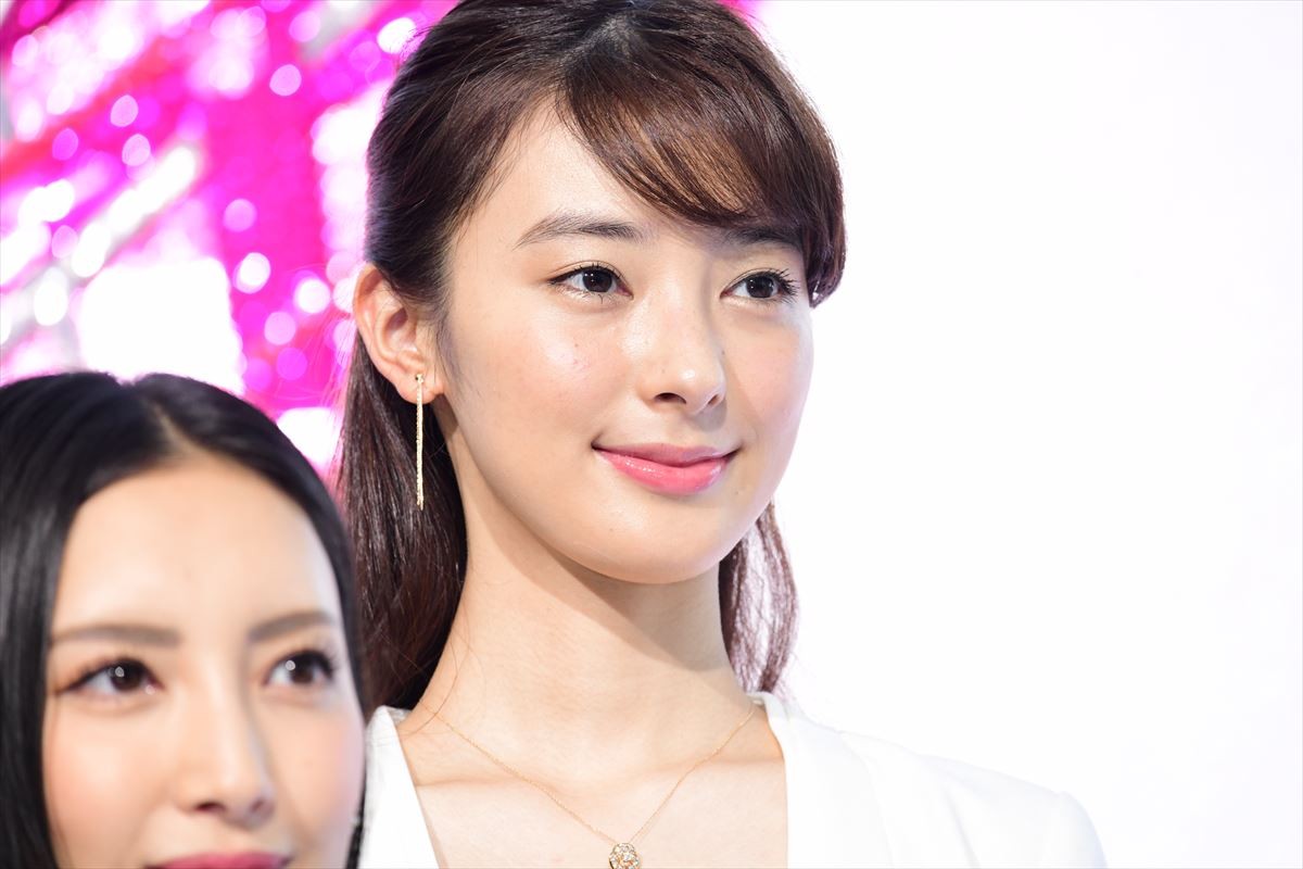 「軽くてびっくり！」米倉涼子、吉田沙保里にお姫様抱っこされてご満悦