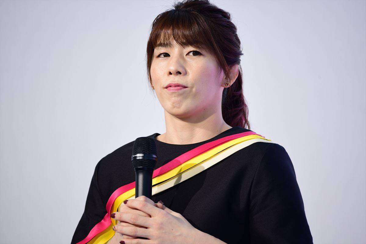 「軽くてびっくり！」米倉涼子、吉田沙保里にお姫様抱っこされてご満悦