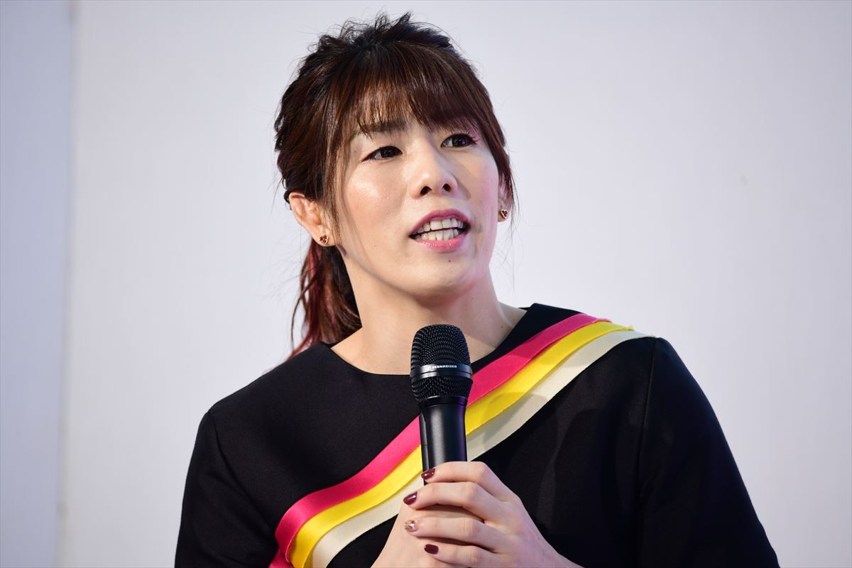 「軽くてびっくり！」米倉涼子、吉田沙保里にお姫様抱っこされてご満悦