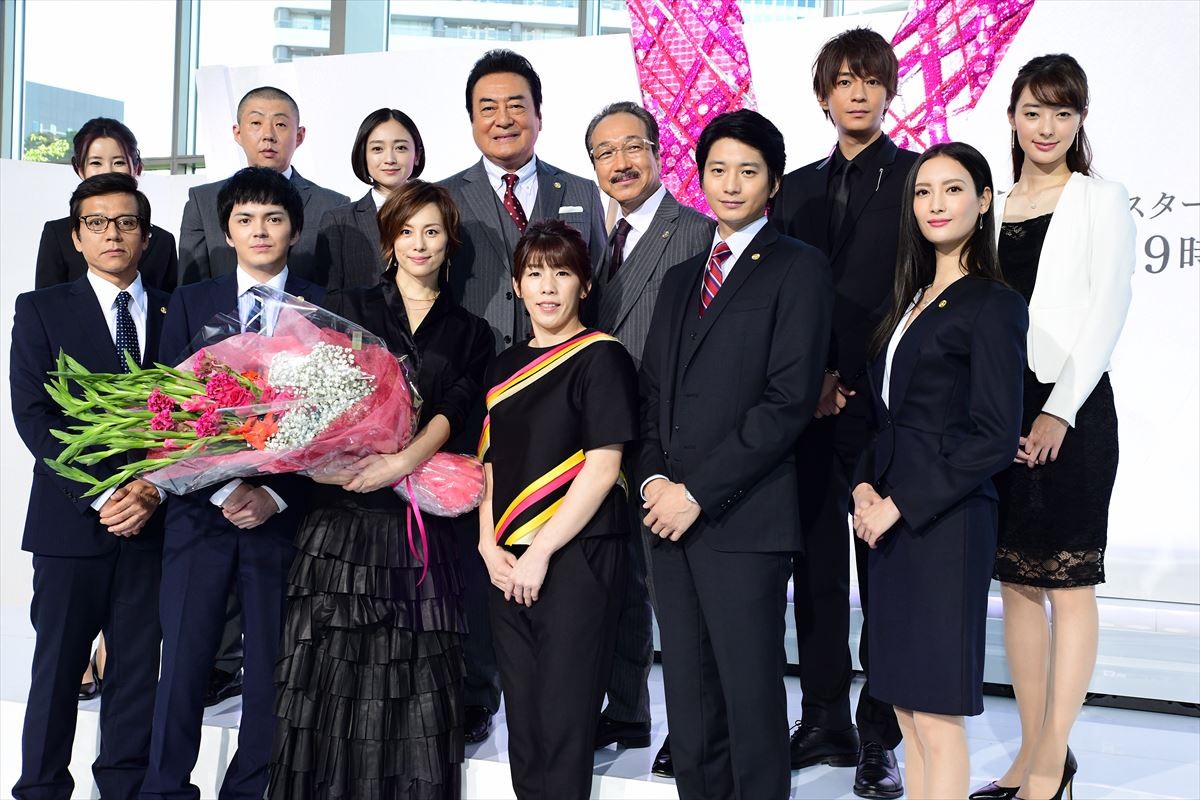 「軽くてびっくり！」米倉涼子、吉田沙保里にお姫様抱っこされてご満悦