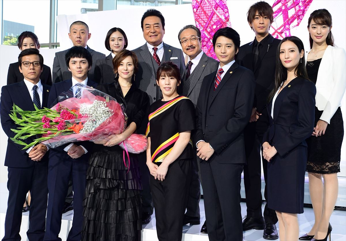 「軽くてびっくり！」米倉涼子、吉田沙保里にお姫様抱っこされてご満悦
