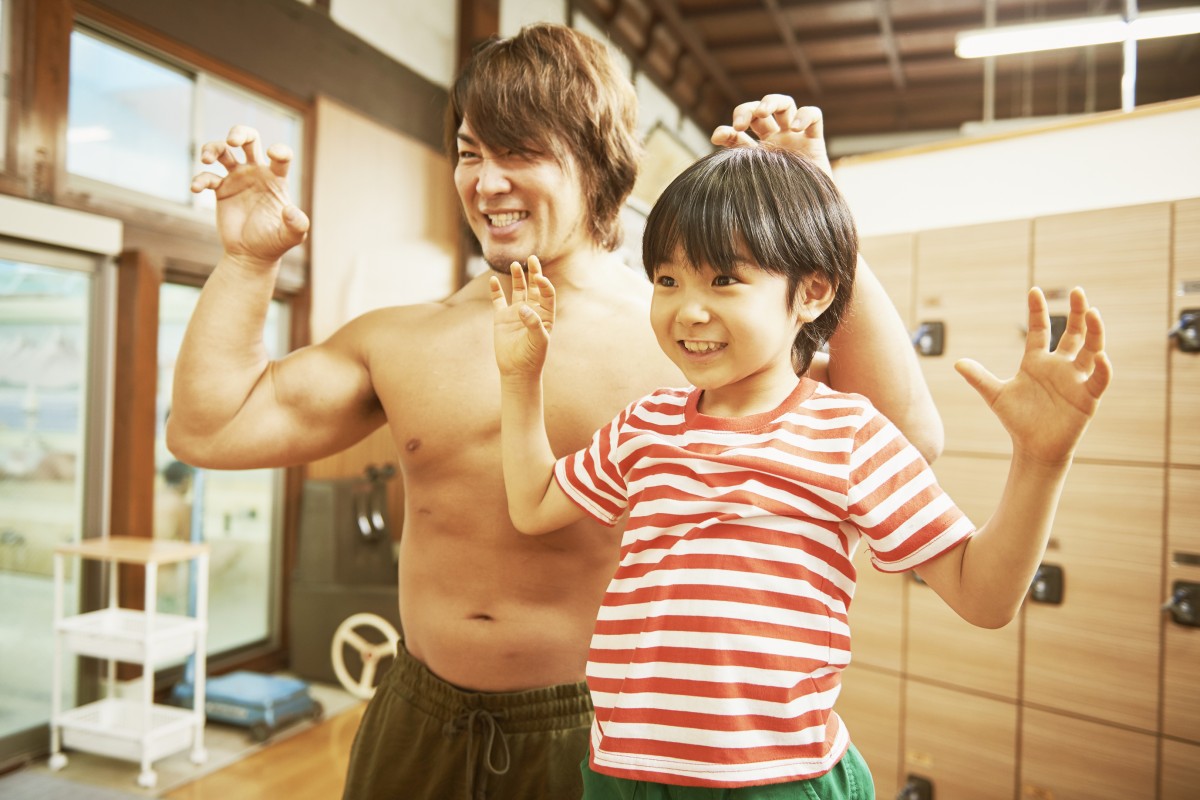 人気プロレスラー棚橋弘至が初主演を務める、映画『パパはわるものチャンピオン』
