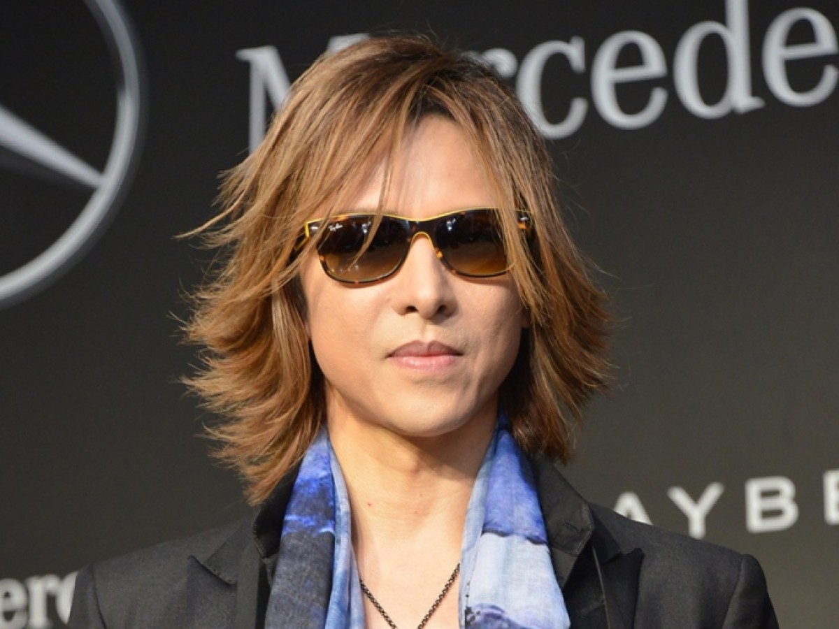 YOSHIKI、ベッドが“紅に染まった夜”にファンからツッコミ殺到