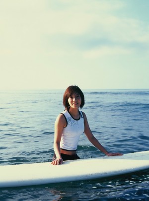 デジタル復刊した相武紗季の写真集『surf trip』より