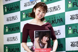 写真集『誰も知らない私』発売記念イベントに登場した今泉佑唯
