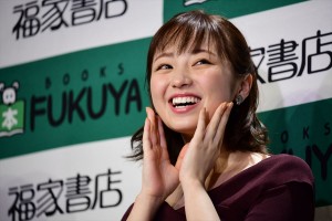 写真集『誰も知らない私』発売記念イベントに登場した今泉佑唯