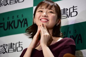 写真集『誰も知らない私』発売記念イベントに登場した今泉佑唯