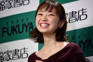 写真集『誰も知らない私』発売記念イベントに登場した今泉佑唯