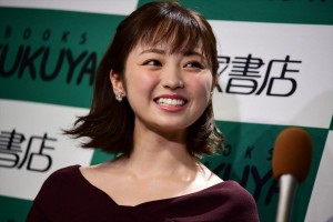 写真集『誰も知らない私』発売記念イベントに登場した今泉佑唯