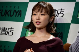 写真集『誰も知らない私』発売記念イベントに登場した今泉佑唯