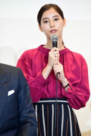 ドラマ『SUITS／スーツ』記者会見に登壇した新木優子