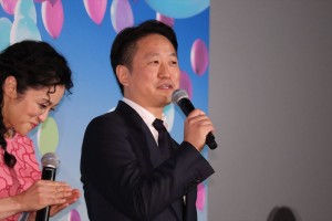 映画『オズランド 笑顔の魔法おしえます。』プレミア上映会に登壇した波多野貴文監督