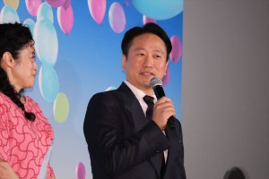 映画『オズランド 笑顔の魔法おしえます。』プレミア上映会に登壇した波多野貴文監督