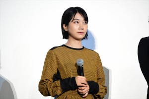 映画『あの頃、君を追いかけた』初日舞台挨拶に登壇した松本穂香