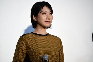 映画『あの頃、君を追いかけた』初日舞台挨拶に登壇した松本穂香