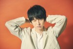 『本郷奏多カレンダー2019 ‐Color of Kanata‐』収録カット