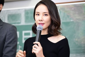 火曜ドラマ『中学聖日記』制作発表会見に出席した吉田羊