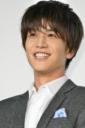 映画『パーフェクトワールド 君といる奇跡』公開記念舞台挨拶に登壇した岩田剛典