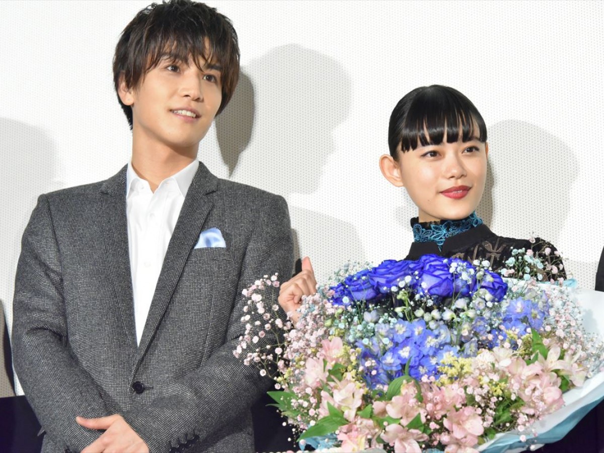 映画『パーフェクトワールド 君といる奇跡』公開記念舞台挨拶に登壇した(左から)岩田剛典、杉咲花