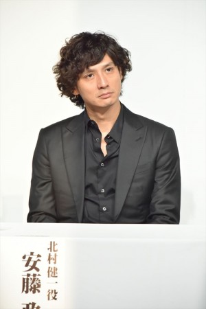 映画『デイアンドナイト』完成披露報告会見に登壇した安藤政信