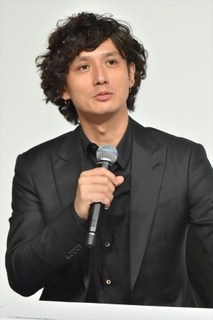 映画『デイアンドナイト』完成披露報告会見に登壇した安藤政信