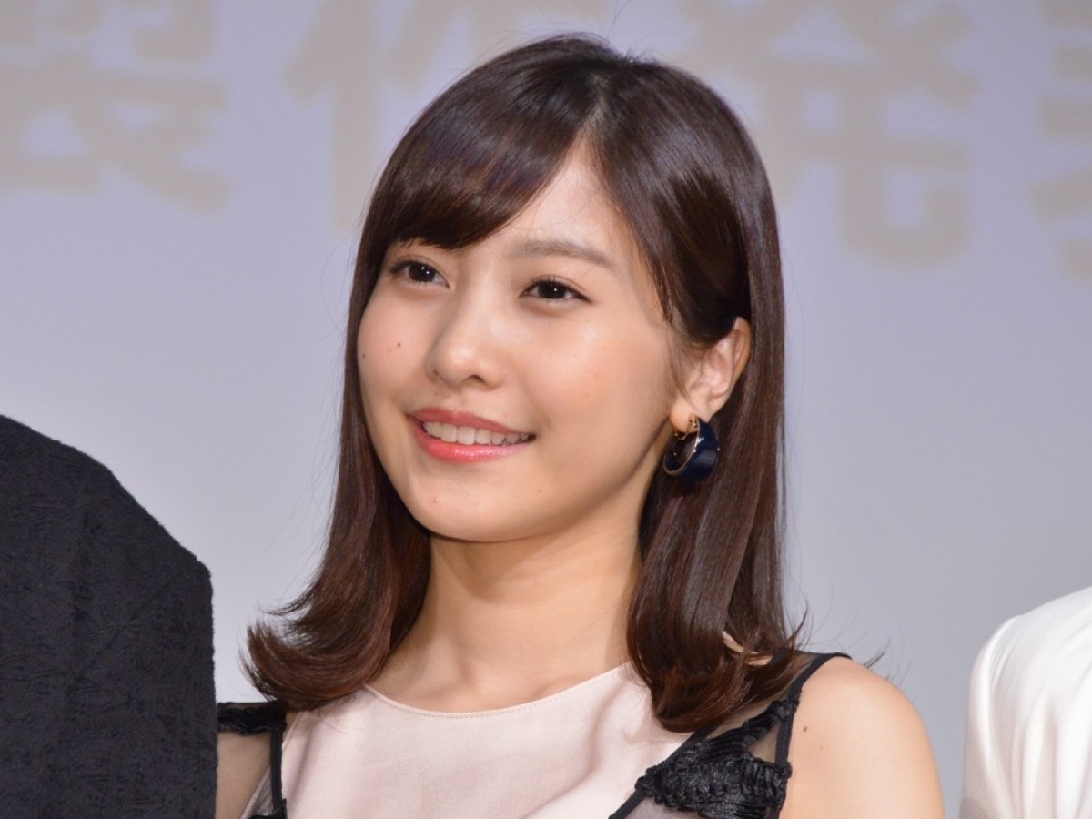 佐野ひなこ、ビキニ姿の撮影オフショット “美ボディ”にファン「くびれすごい」