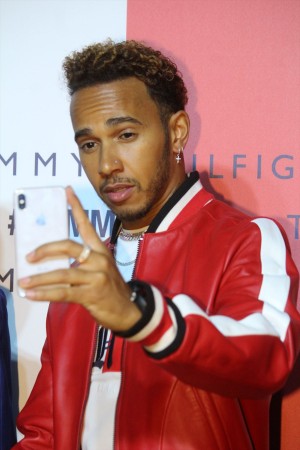 「TOMMY HILFIGER PRESENTS TOKYO ICONS」イベントに登場したルイス・ハミルトン