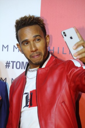 「TOMMY HILFIGER PRESENTS TOKYO ICONS」イベントに登場したルイス・ハミルトン