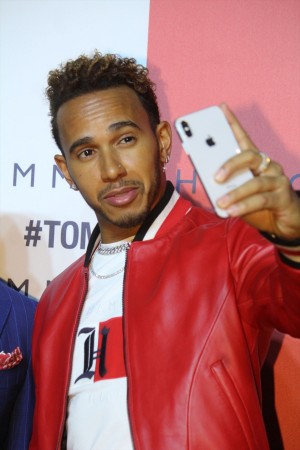 「TOMMY HILFIGER PRESENTS TOKYO ICONS」イベントに登場したルイス・ハミルトン
