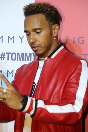 「TOMMY HILFIGER PRESENTS TOKYO ICONS」イベントに登場したルイス・ハミルトン