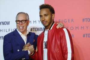 （左から）トミー・ヒルフィガー、ルイス・ハミルトン