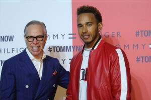 （左から）トミー・ヒルフィガー、ルイス・ハミルトン
