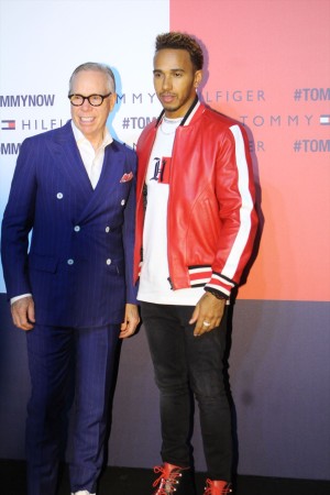 （左から）トミー・ヒルフィガー、ルイス・ハミルトン
