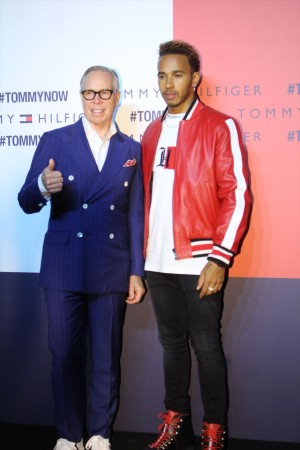 （左から）トミー・ヒルフィガー、ルイス・ハミルトン