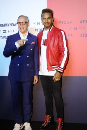 （左から）トミー・ヒルフィガー、ルイス・ハミルトン