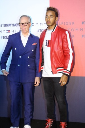 （左から）トミー・ヒルフィガー、ルイス・ハミルトン