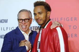 （左から）トミー・ヒルフィガー、ルイス・ハミルトン