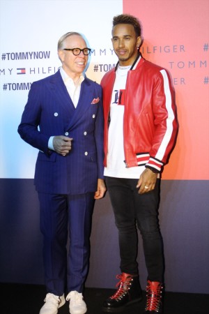 （左から）トミー・ヒルフィガー、ルイス・ハミルトン