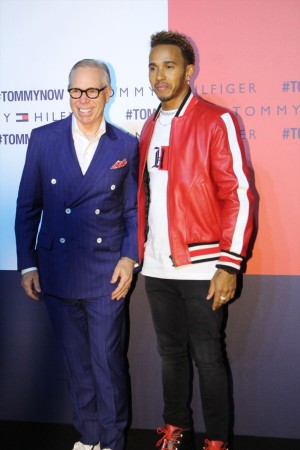 （左から）トミー・ヒルフィガー、ルイス・ハミルトン
