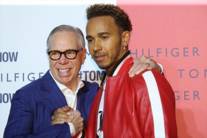 （左から）トミー・ヒルフィガー、ルイス・ハミルトン